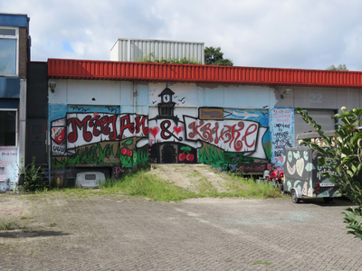 833743 Afbeelding van graffiti met o.a. de tekst 'Mirjam & Krieke' (gaan trouwen), aan de achterzijde van het ...